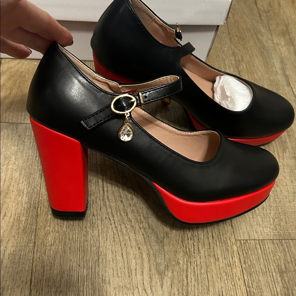 Elegant Black and Red Women's Heels - Picture 4 of 6
